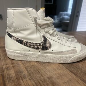 (WMNS) Nike Blazer Mid '77 SE 'Snakeskin' size 6.5